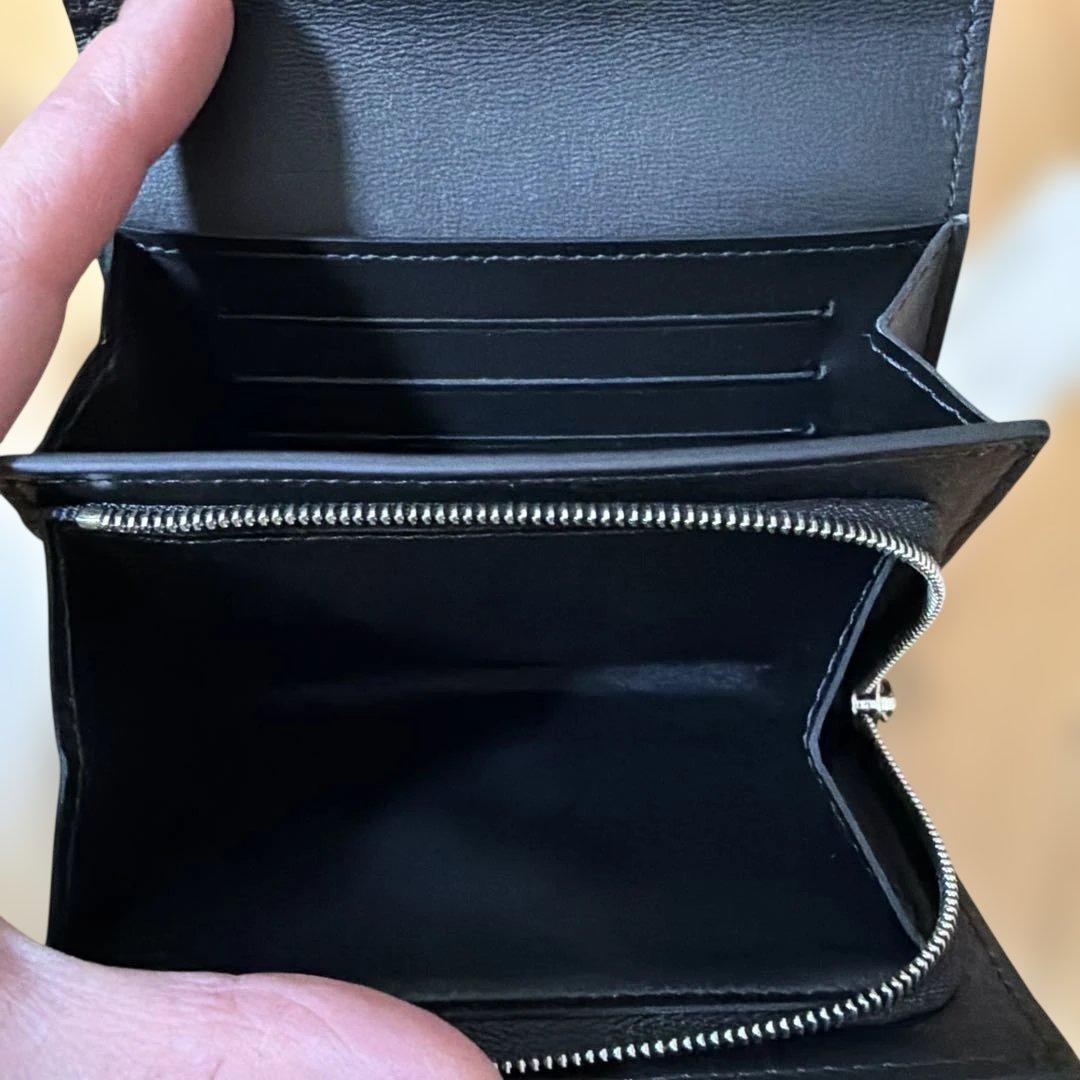 LOUIS VUITTONブラックレザー 二つ折り財布 ロゴ入り