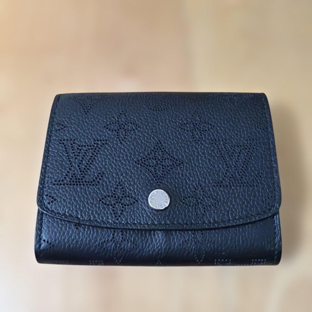 LOUIS VUITTONブラックレザー 二つ折り財布 ロゴ入り