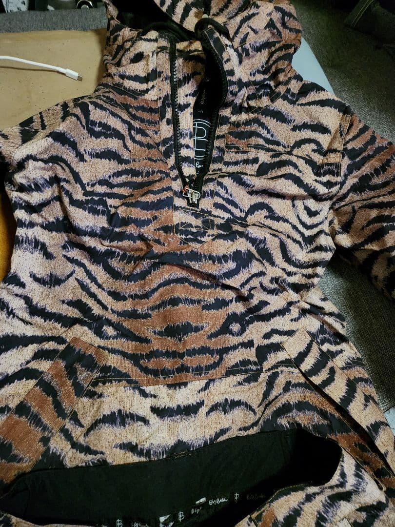 BURTON　トラ柄 スノーボードウェア セット