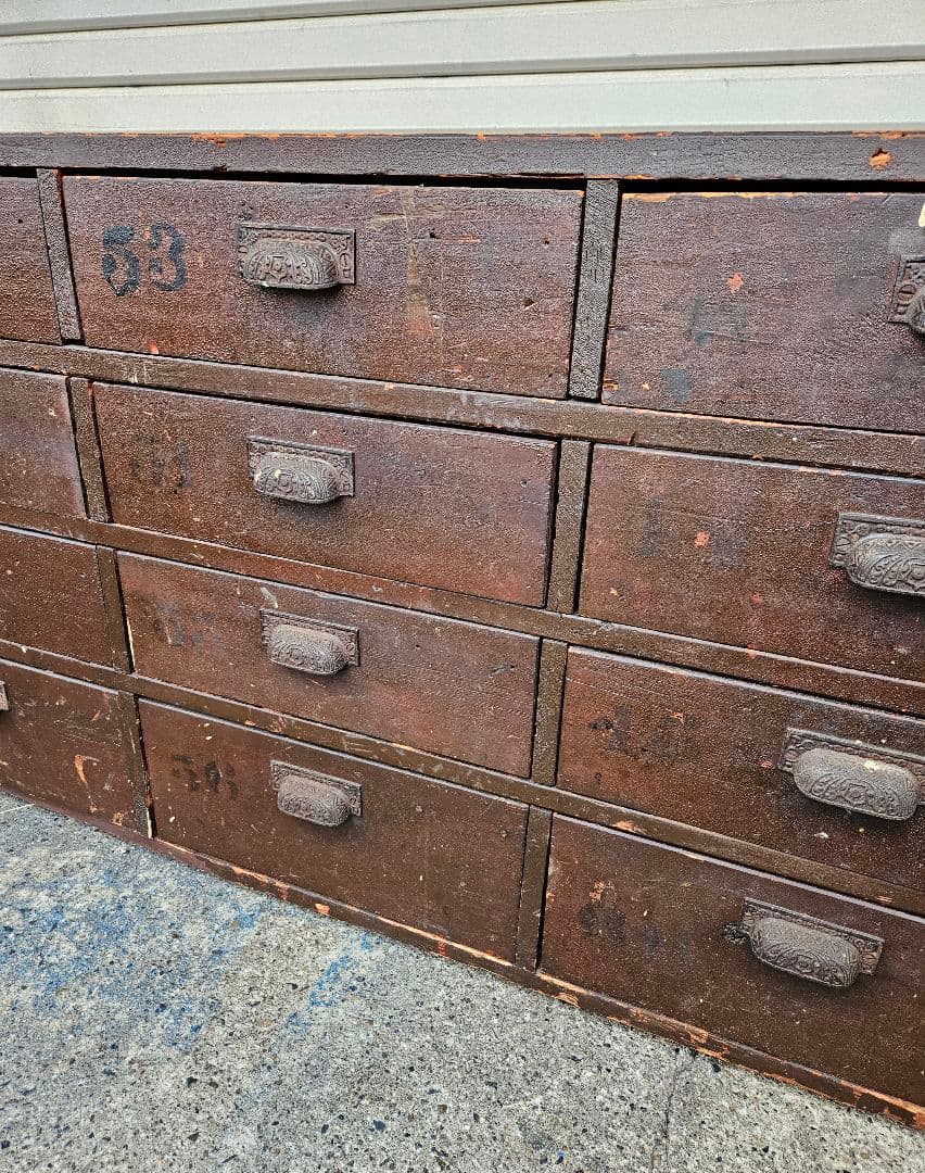 ヴィンテージ 古い木の抽斗 12杯 チェスト 古家具 箪笥 木製 アンティーク