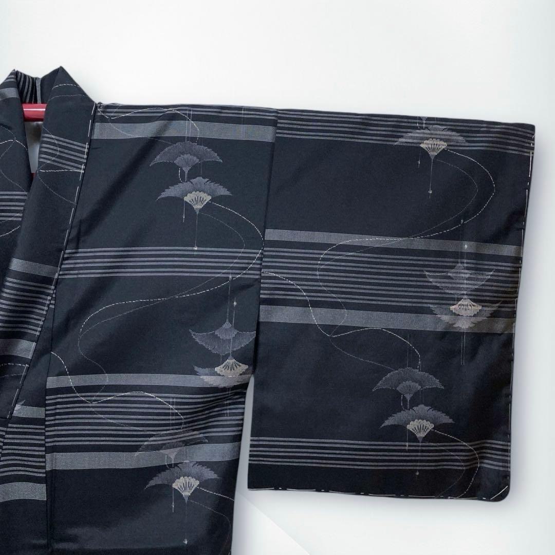 【未使用美品✨】東レシルック　洗える着物　小紋　織物調　黒色　横段　飛鶴文　D9