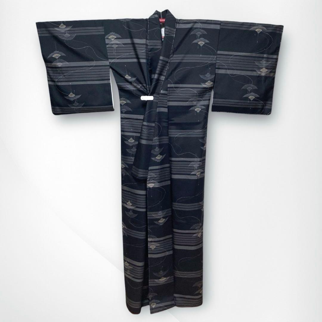 【未使用美品✨】東レシルック　洗える着物　小紋　織物調　黒色　横段　飛鶴文　D9