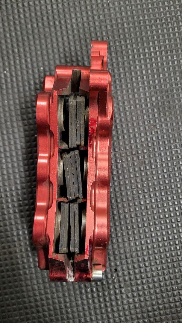 BERINGER レッド ブレーキキャリパー 6ポット左側