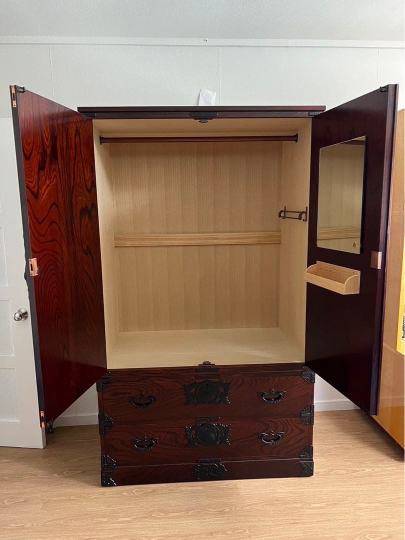 展示品 伝統工芸品の岩谷堂箪笥 最高級の欅材使用の整理箪笥。60万