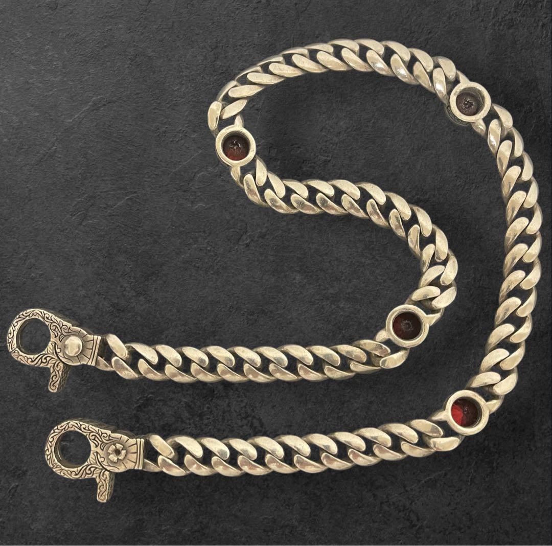 ウォレット チェーン シルバー アラベスク模様 百合の紋章 レッドストーン