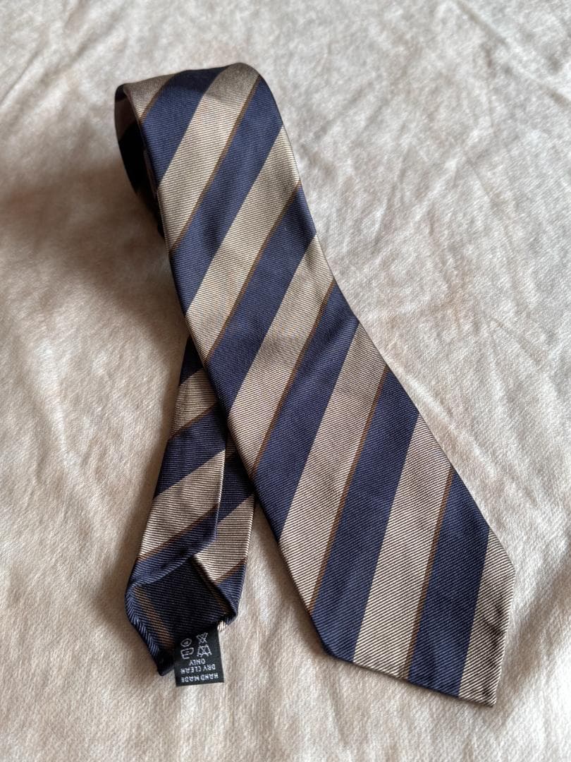 Tomorrowland セッテピエゲ Tie your tie