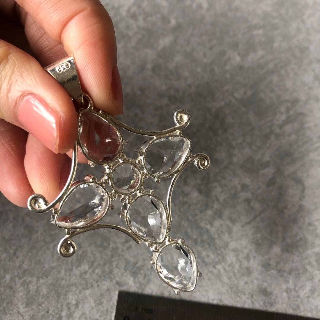 引き寄せの力が強いホワイトトパーズのペンダントトップ