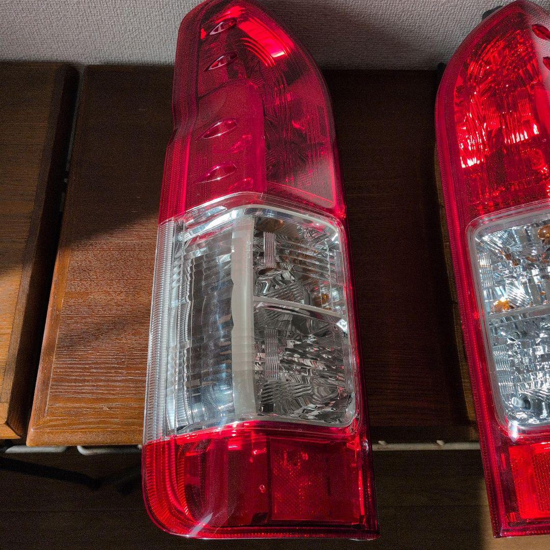 R6年新車外し　ハイエース純正 テールライト 2個セット