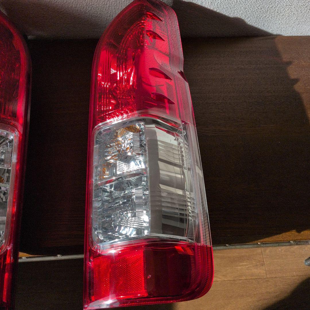 R6年新車外し　ハイエース純正 テールライト 2個セット