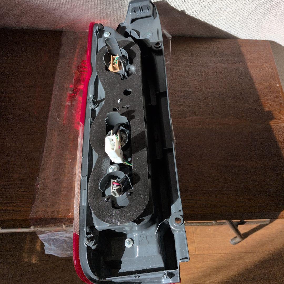 R6年新車外し　ハイエース純正 テールライト 2個セット