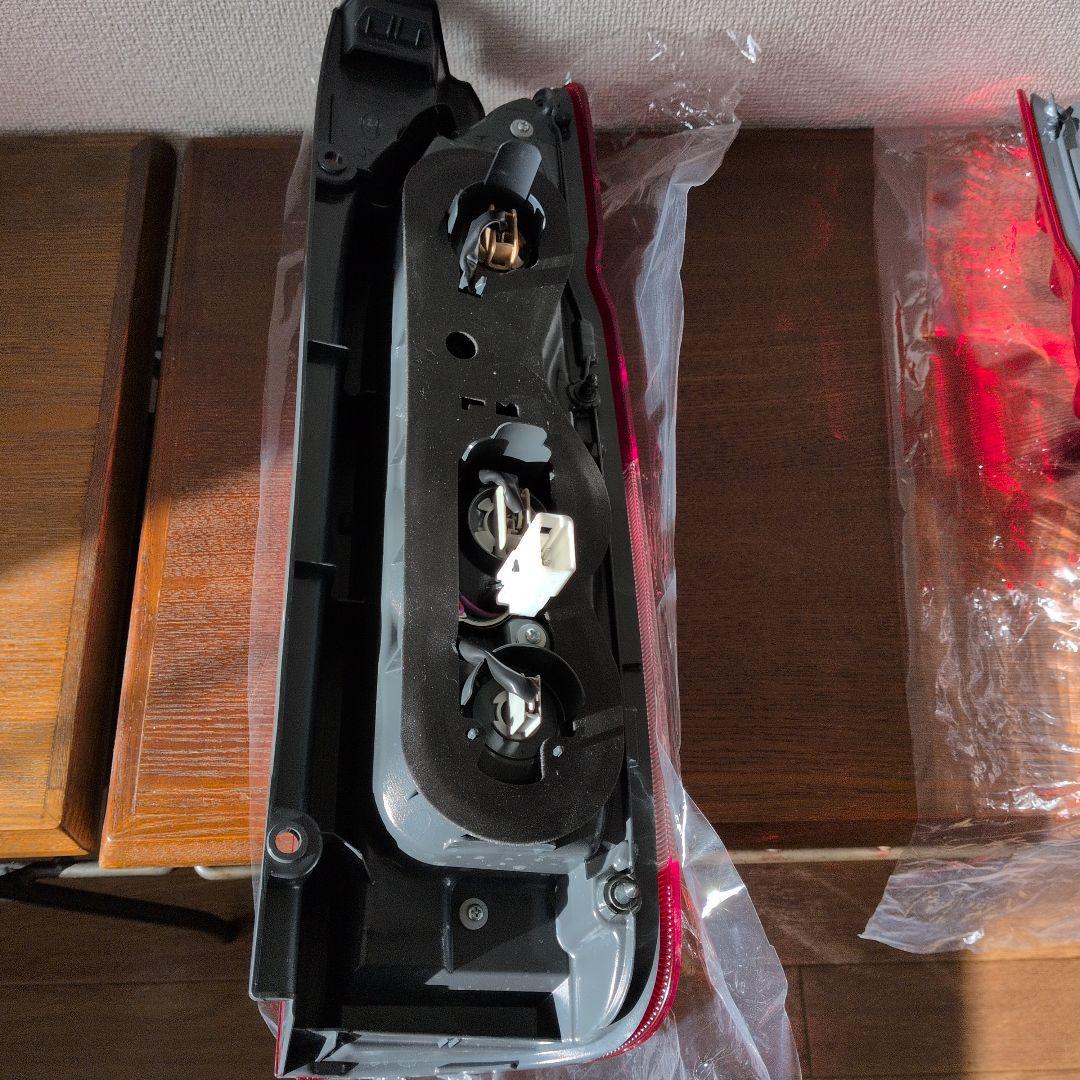 R6年新車外し　ハイエース純正 テールライト 2個セット