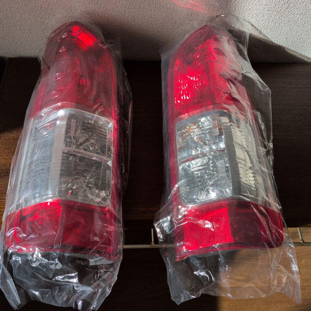 R6年新車外し　ハイエース純正 テールライト 2個セット
