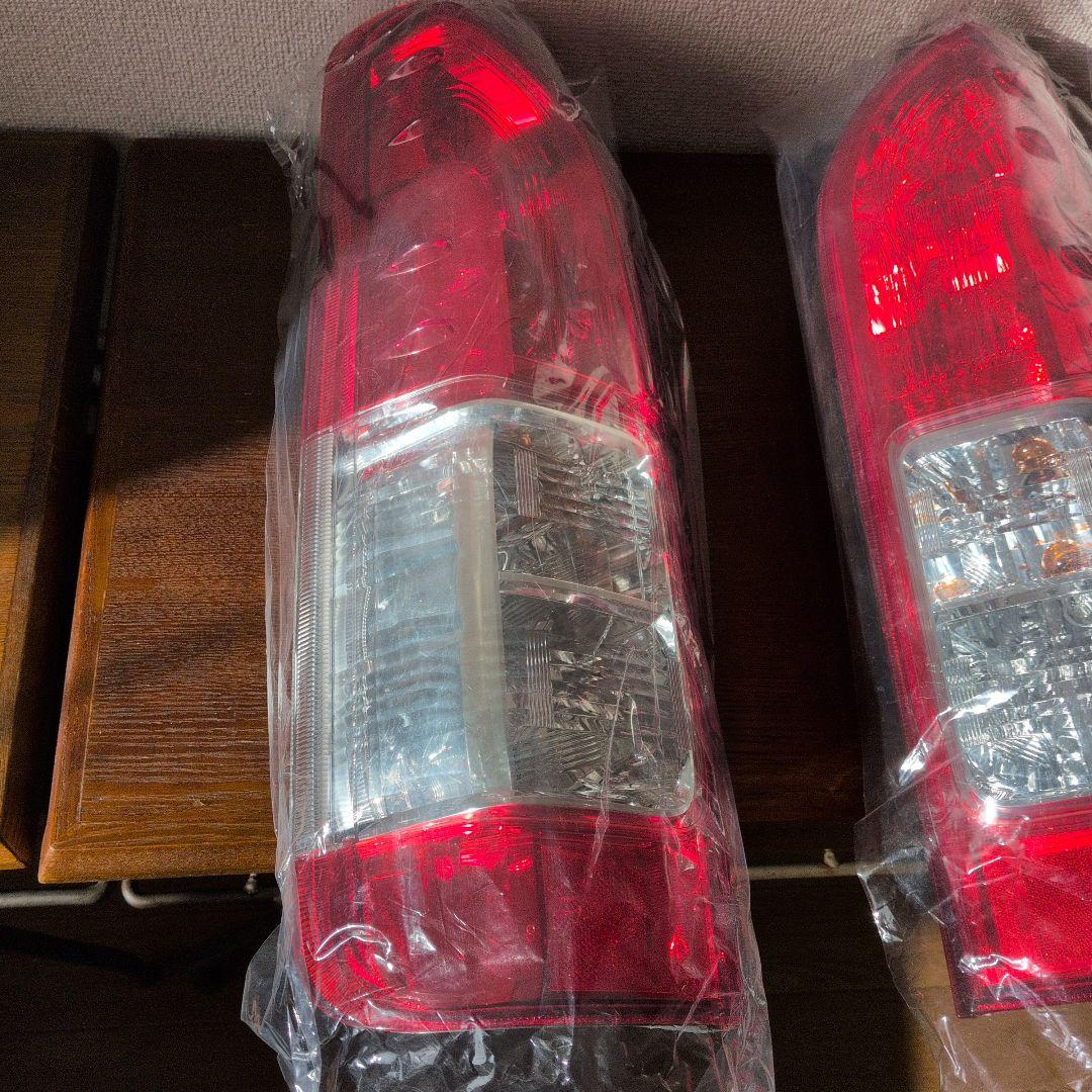 R6年新車外し　ハイエース純正 テールライト 2個セット