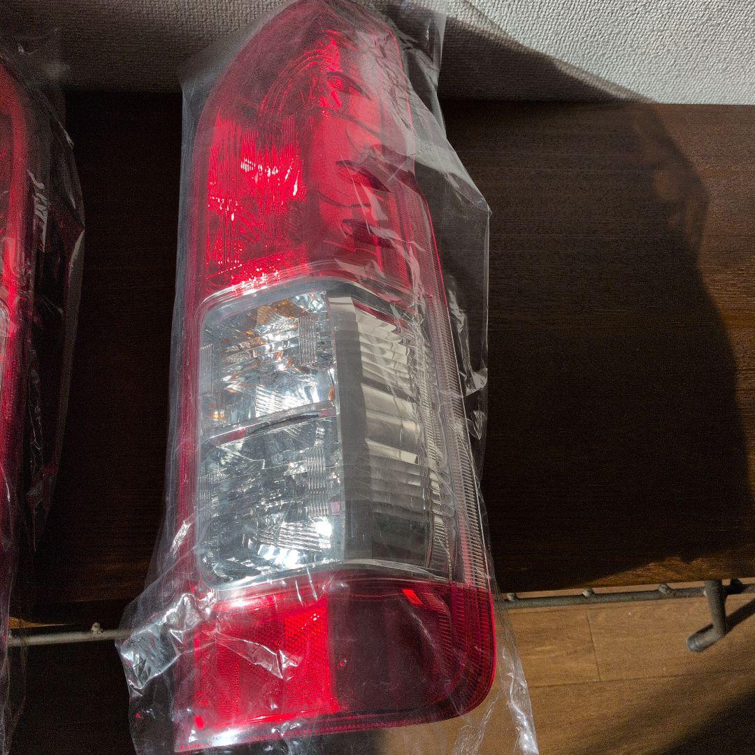 R6年新車外し　ハイエース純正 テールライト 2個セット