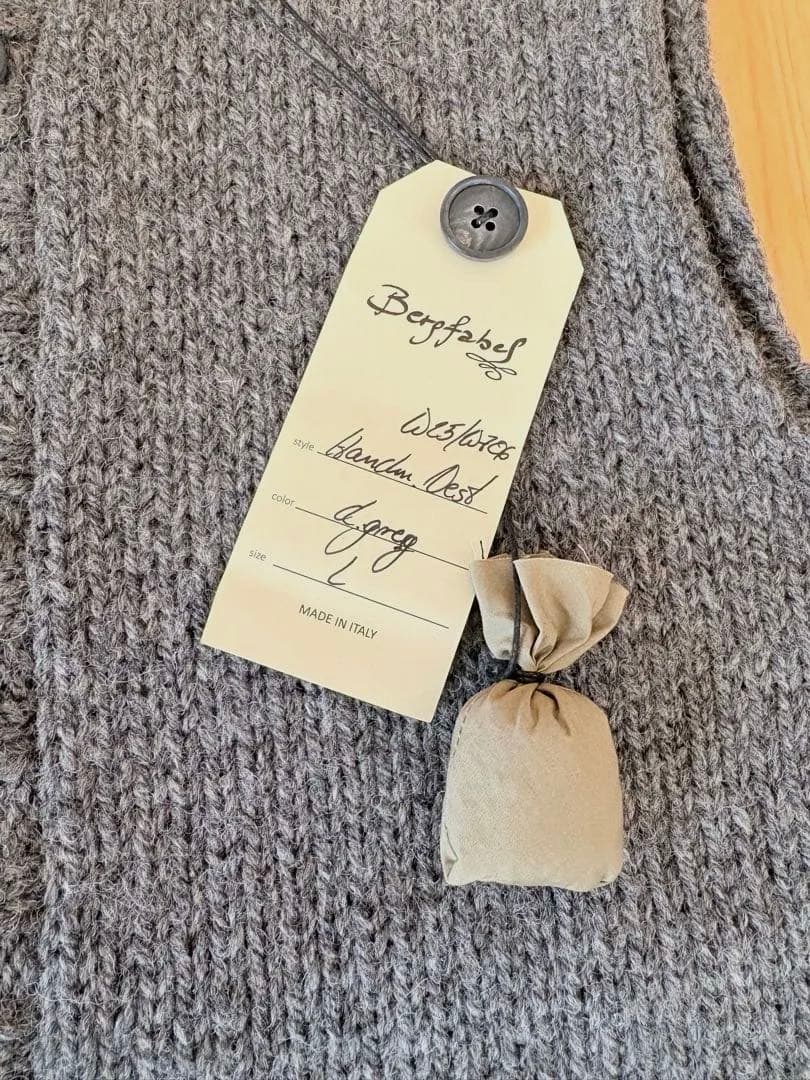 【極美品】bergfabel ハンドメイド ニットのベスト グレー L