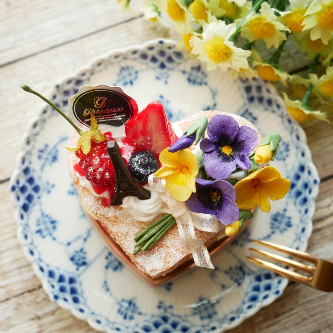 【ひび様】フェイクスイーツ◆ハート型♡パリパリ♬苺のミルフィーユ◆すみれブーケ飾