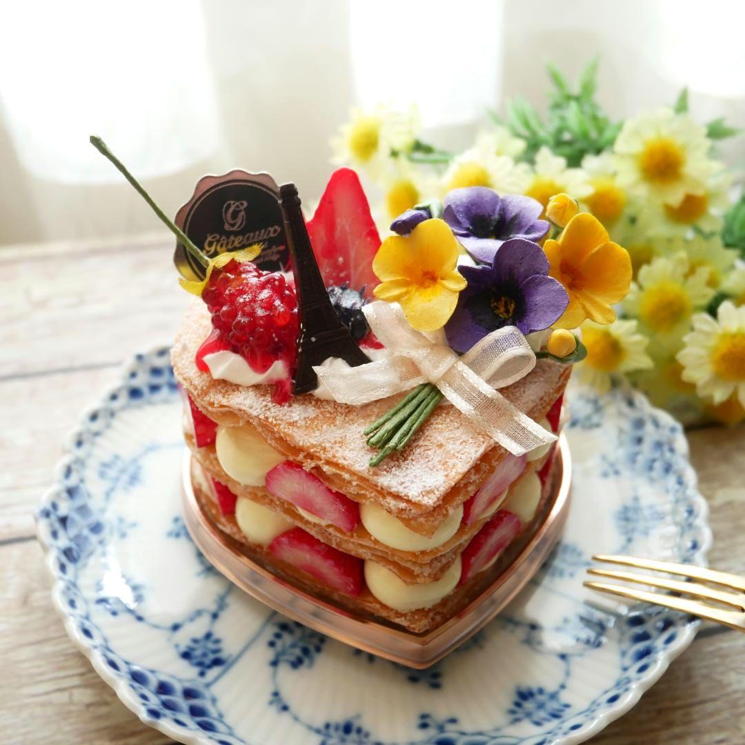 【ひび様】フェイクスイーツ◆ハート型♡パリパリ♬苺のミルフィーユ◆すみれブーケ飾