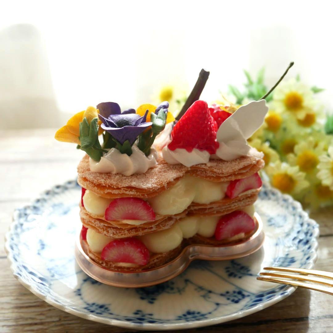 【ひび様】フェイクスイーツ◆ハート型♡パリパリ♬苺のミルフィーユ◆すみれブーケ飾