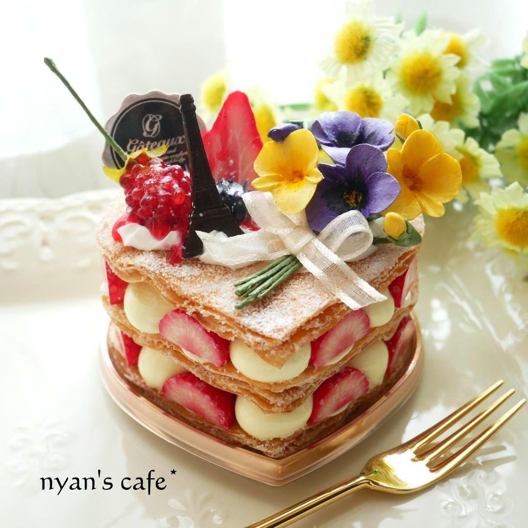 【ひび様】フェイクスイーツ◆ハート型♡パリパリ♬苺のミルフィーユ◆すみれブーケ飾