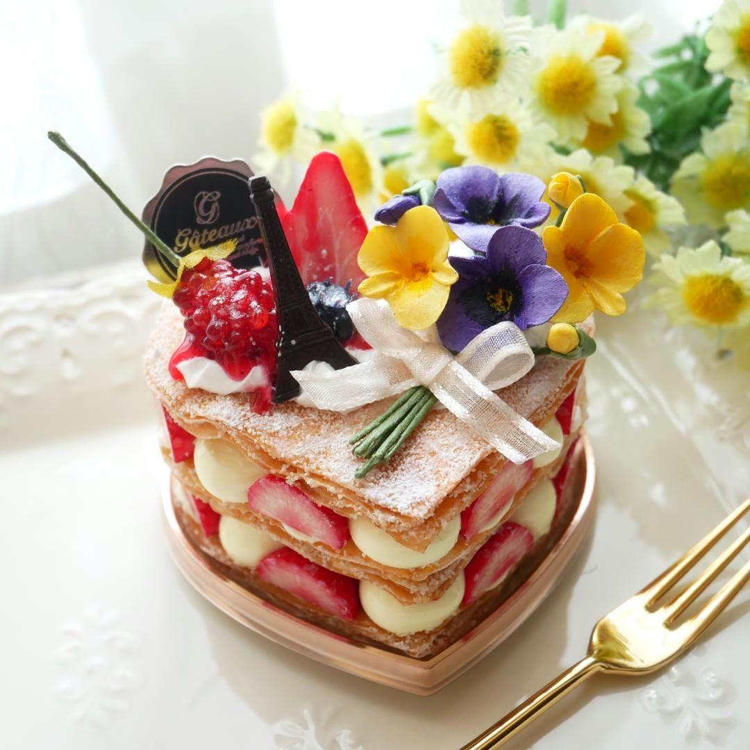【ひび様】フェイクスイーツ◆ハート型♡パリパリ♬苺のミルフィーユ◆すみれブーケ飾