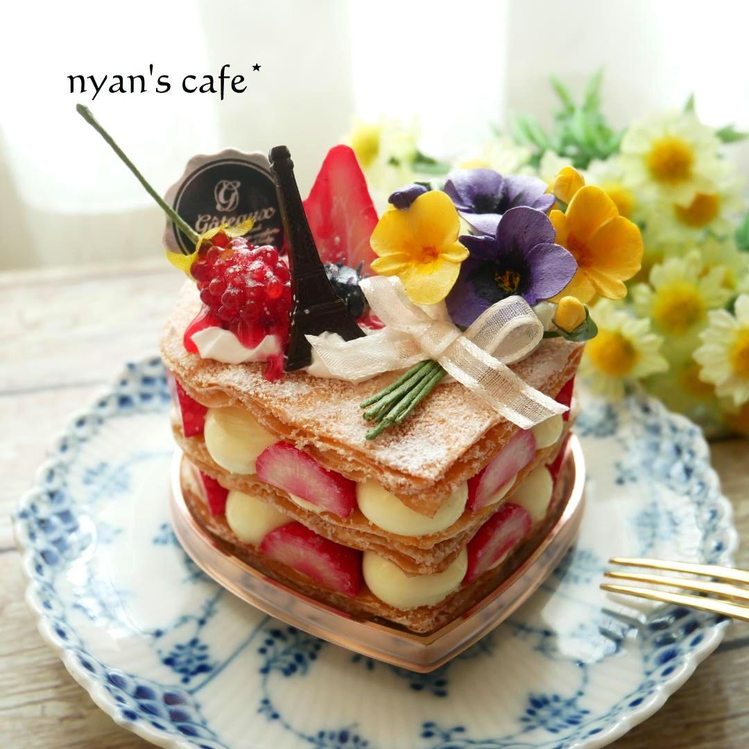 【ひび様】フェイクスイーツ◆ハート型♡パリパリ♬苺のミルフィーユ◆すみれブーケ飾