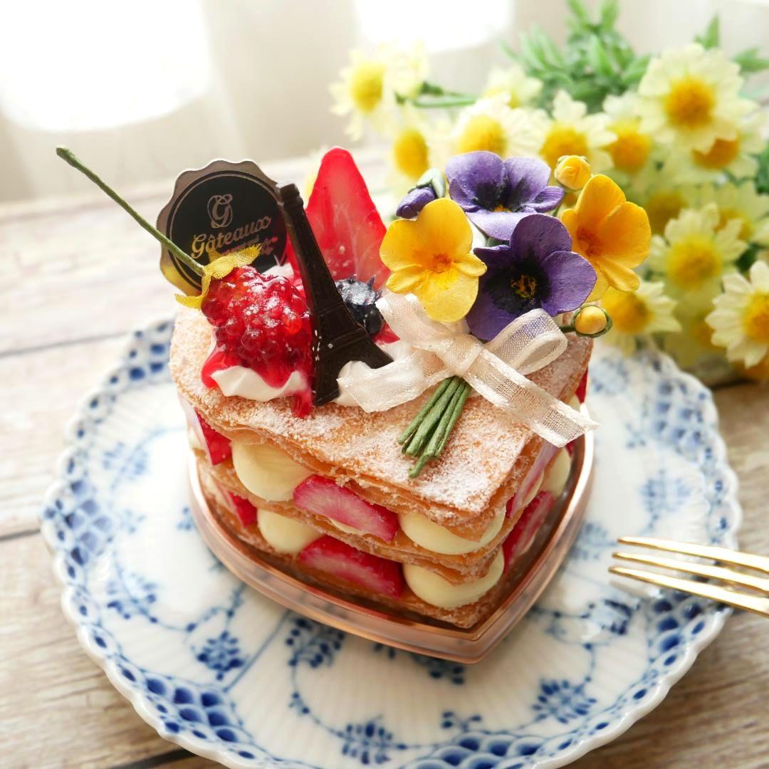 【ひび様】フェイクスイーツ◆ハート型♡パリパリ♬苺のミルフィーユ◆すみれブーケ飾