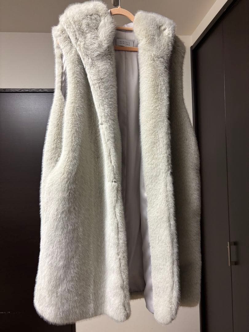 フード付きベージュファーベスト