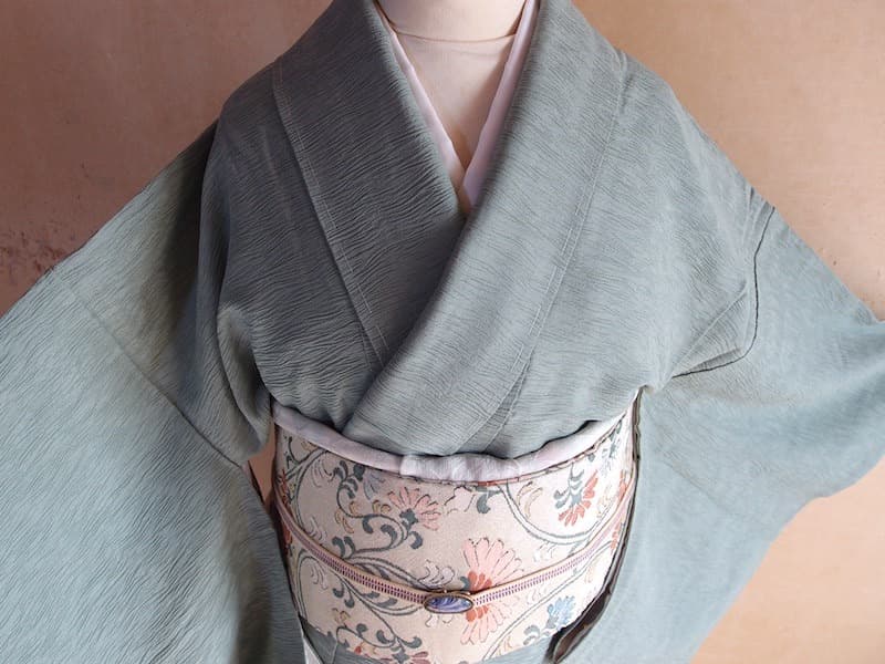 未使用　変わり織りの無地着物（くすみ灰青系）背紋無　美品