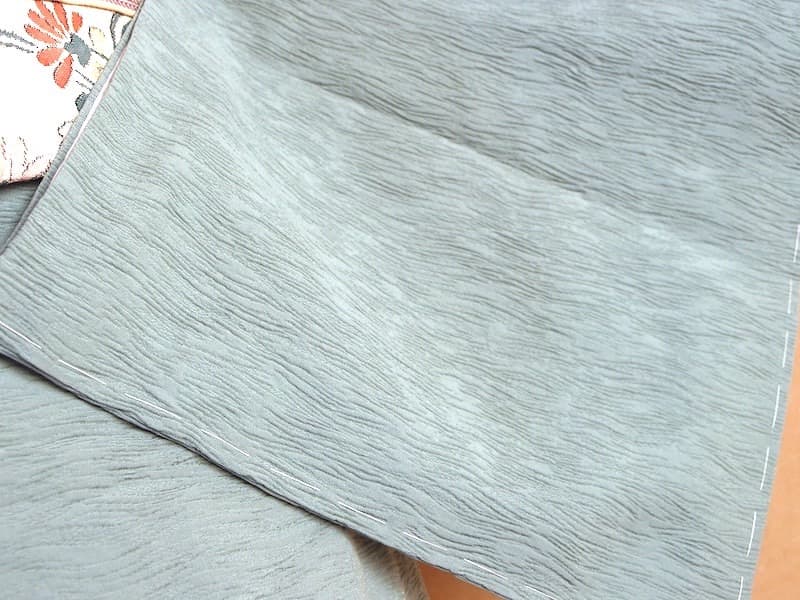 未使用　変わり織りの無地着物（くすみ灰青系）背紋無　美品