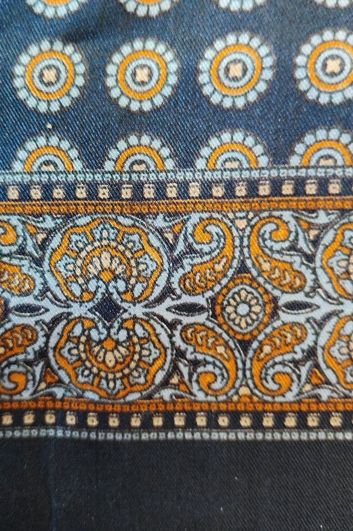 シルク製ネイビー円形模様ストール