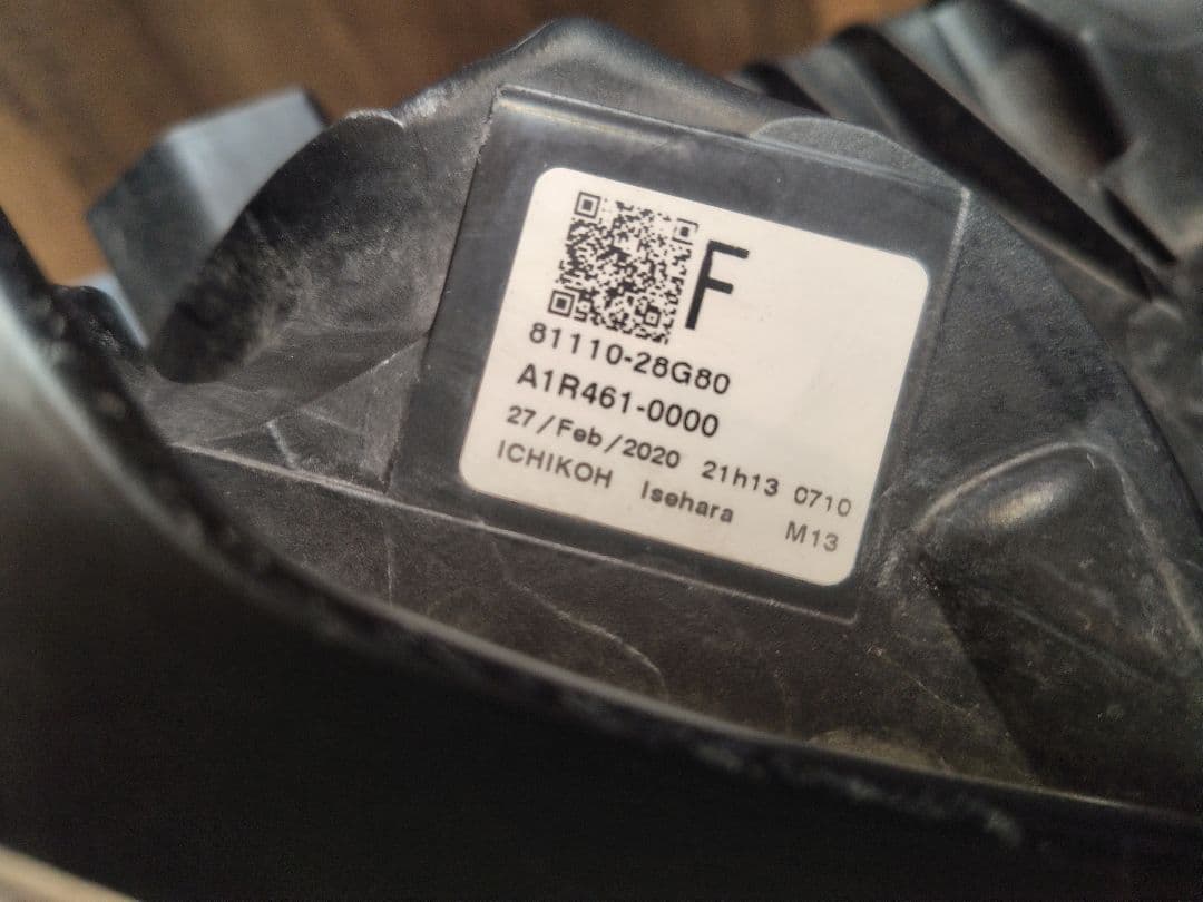 トヨタエスクァイア右　LEDヘッドライト 小傷あり