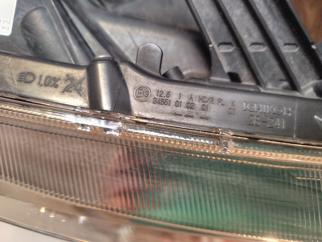 トヨタエスクァイア右　LEDヘッドライト 小傷あり