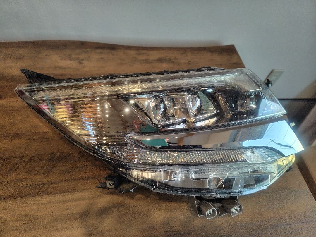 トヨタエスクァイア右　LEDヘッドライト 小傷あり