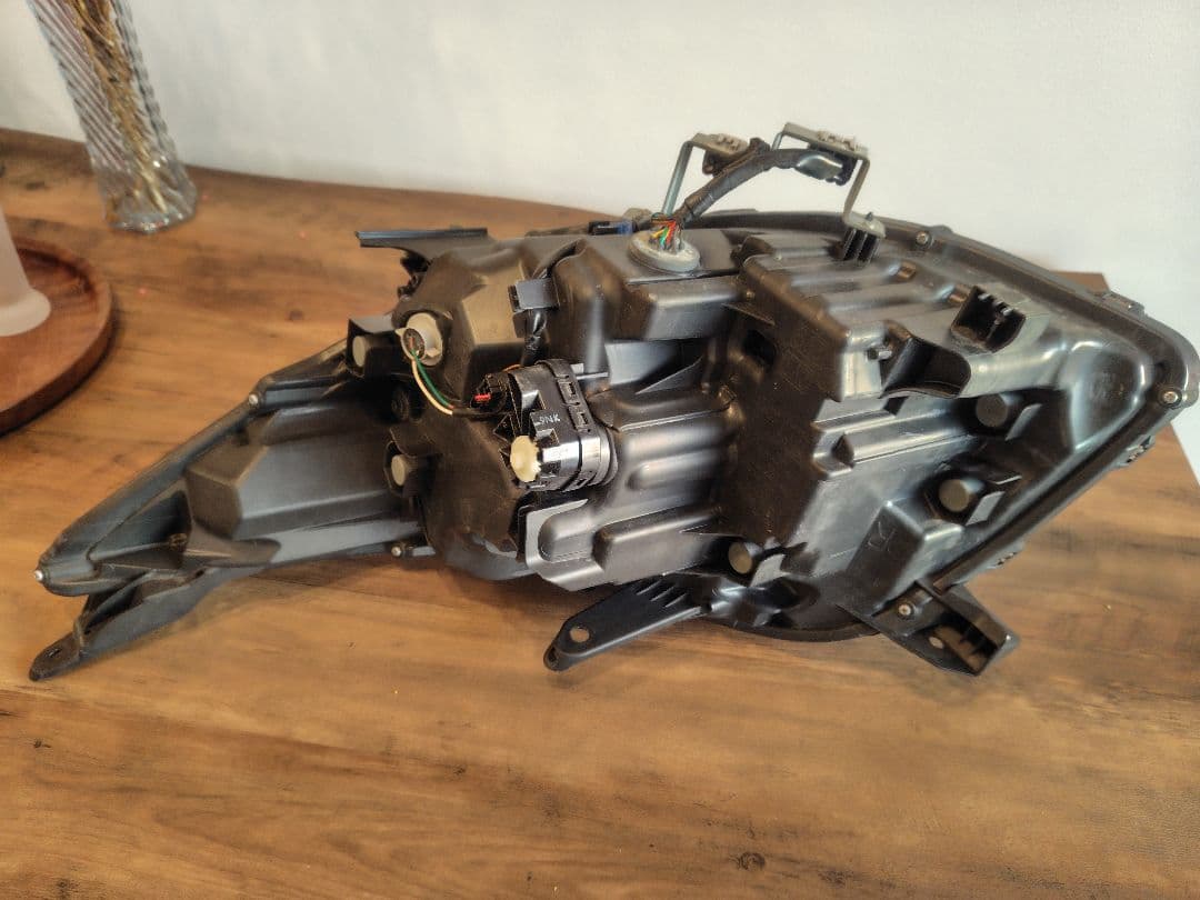 トヨタエスクァイア右　LEDヘッドライト 小傷あり