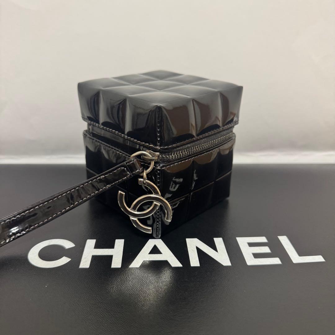 【美品】CHANEL シャネル ココマーク エナメル ポーチ キューブ 黒