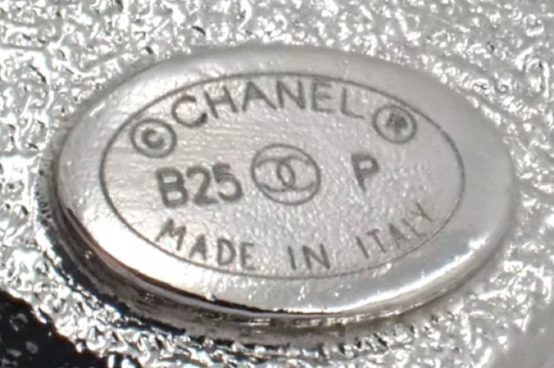 CHANEL ハート型ピアス 片耳