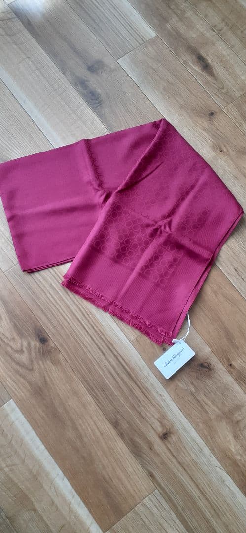 サルヴァトーレフェラガモ　ストール新品ダク付