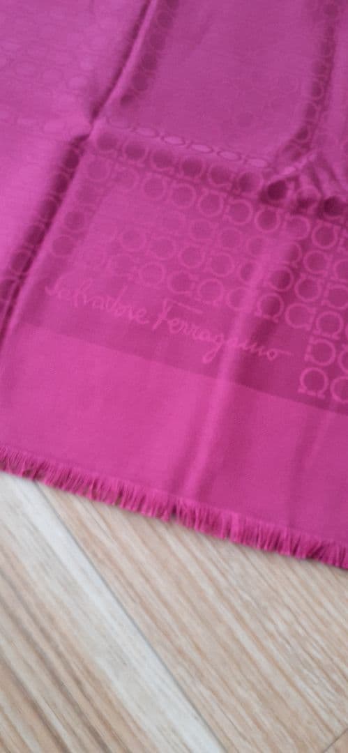 サルヴァトーレフェラガモ　ストール新品ダク付