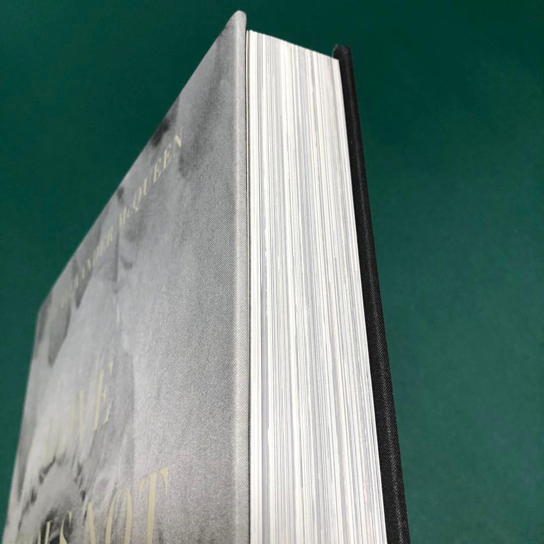 洋書 LOVE LOOKS NOT WITH THE EYES