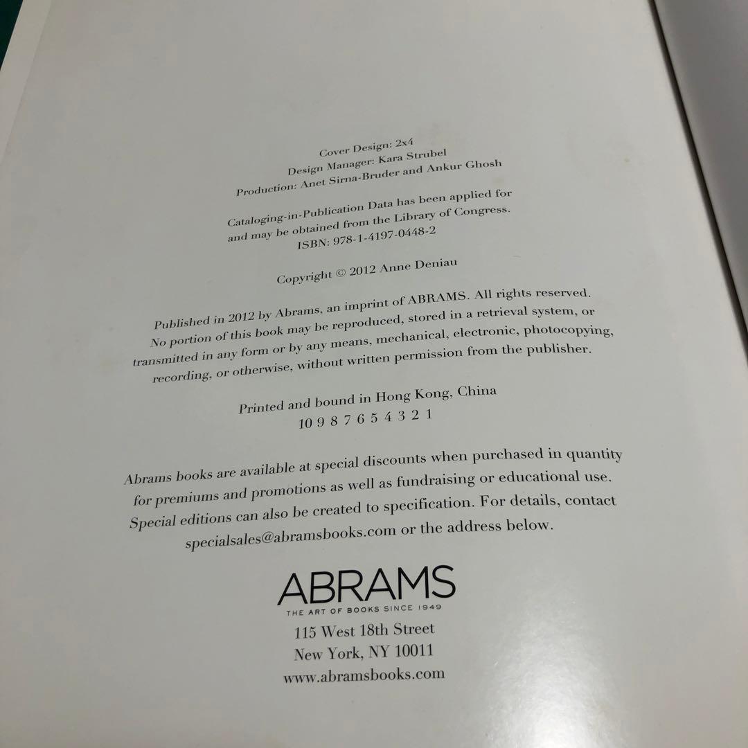 洋書 LOVE LOOKS NOT WITH THE EYES