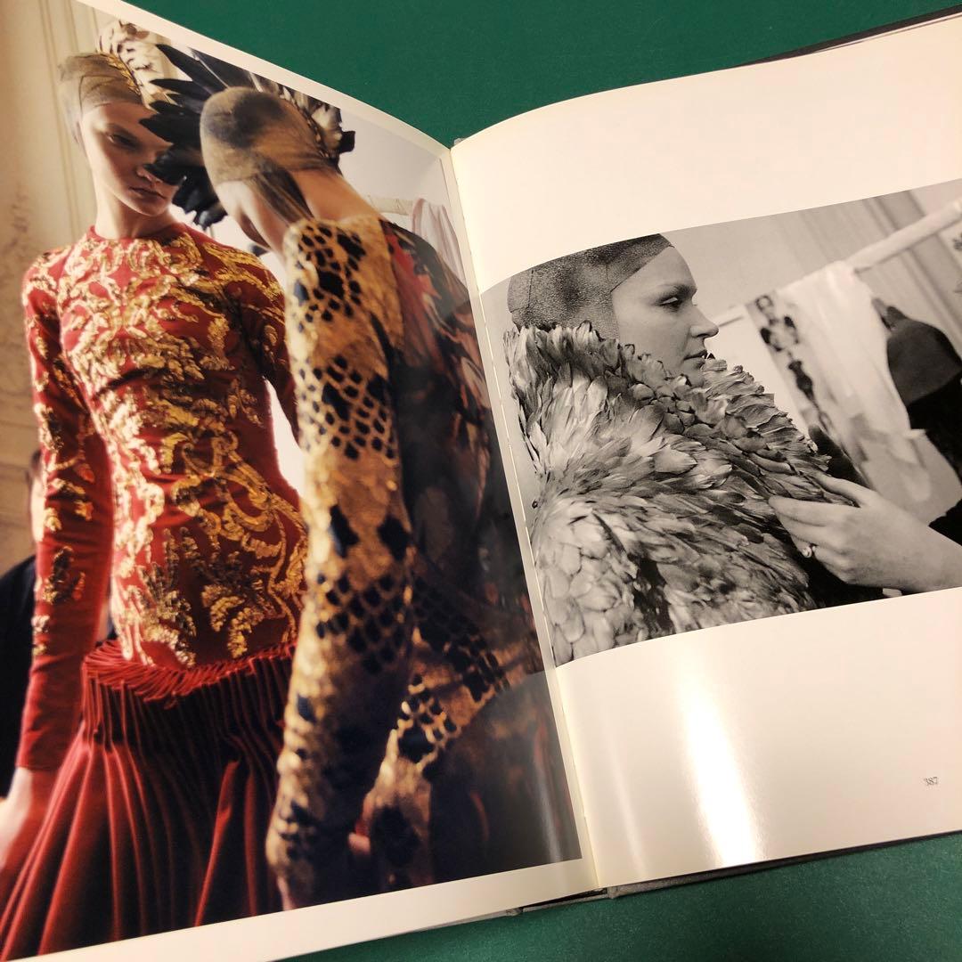 洋書 LOVE LOOKS NOT WITH THE EYES