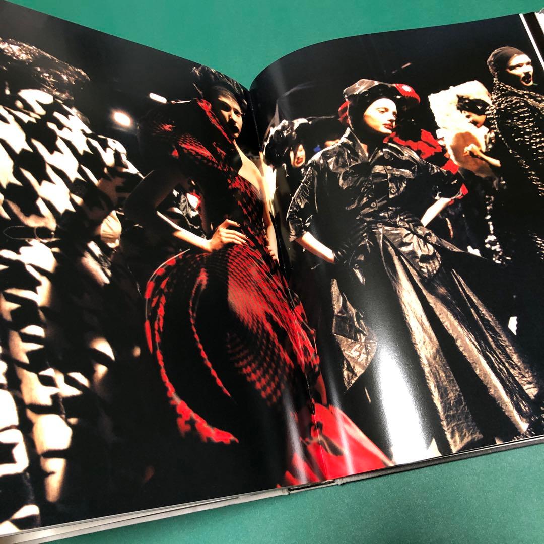 洋書 LOVE LOOKS NOT WITH THE EYES