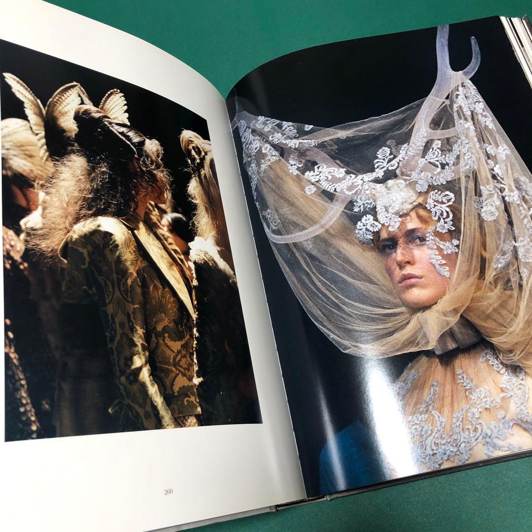 洋書 LOVE LOOKS NOT WITH THE EYES