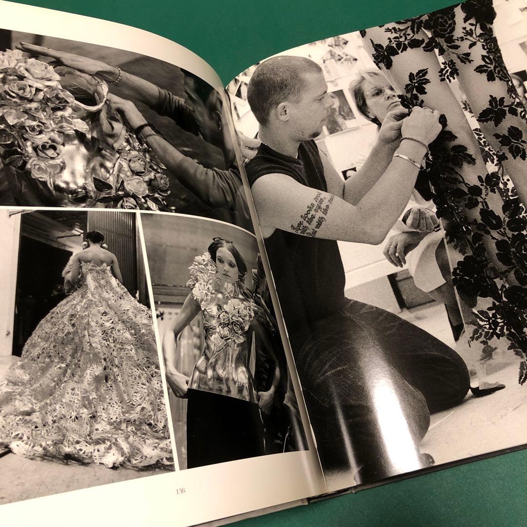 洋書 LOVE LOOKS NOT WITH THE EYES