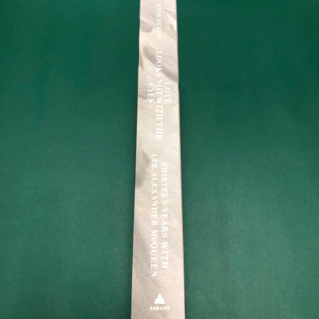 洋書 LOVE LOOKS NOT WITH THE EYES