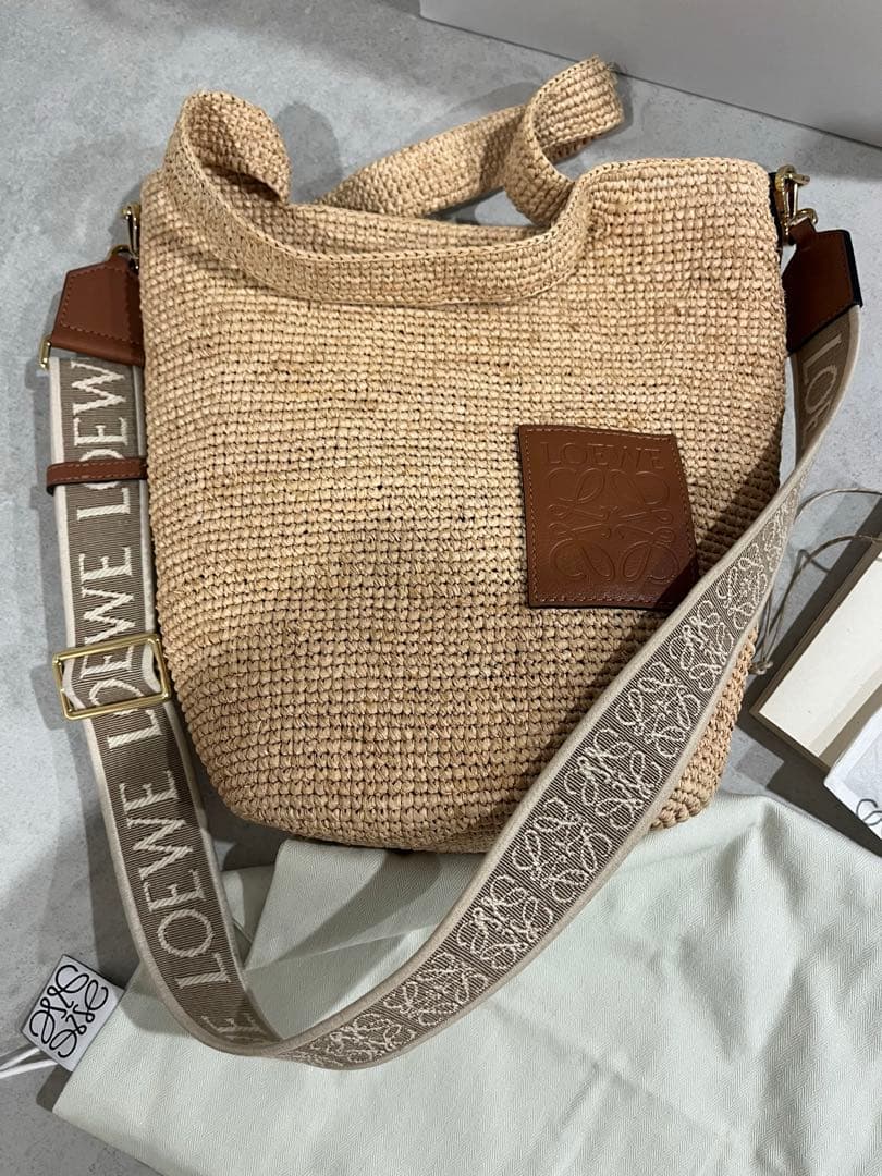 最終値下げ LOEWE スリットバッグミニ　カゴバッグ斜めがけ