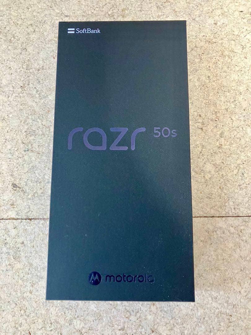 え*み様 【箱付き】Motorola razr 50s本体 サンドクリーム