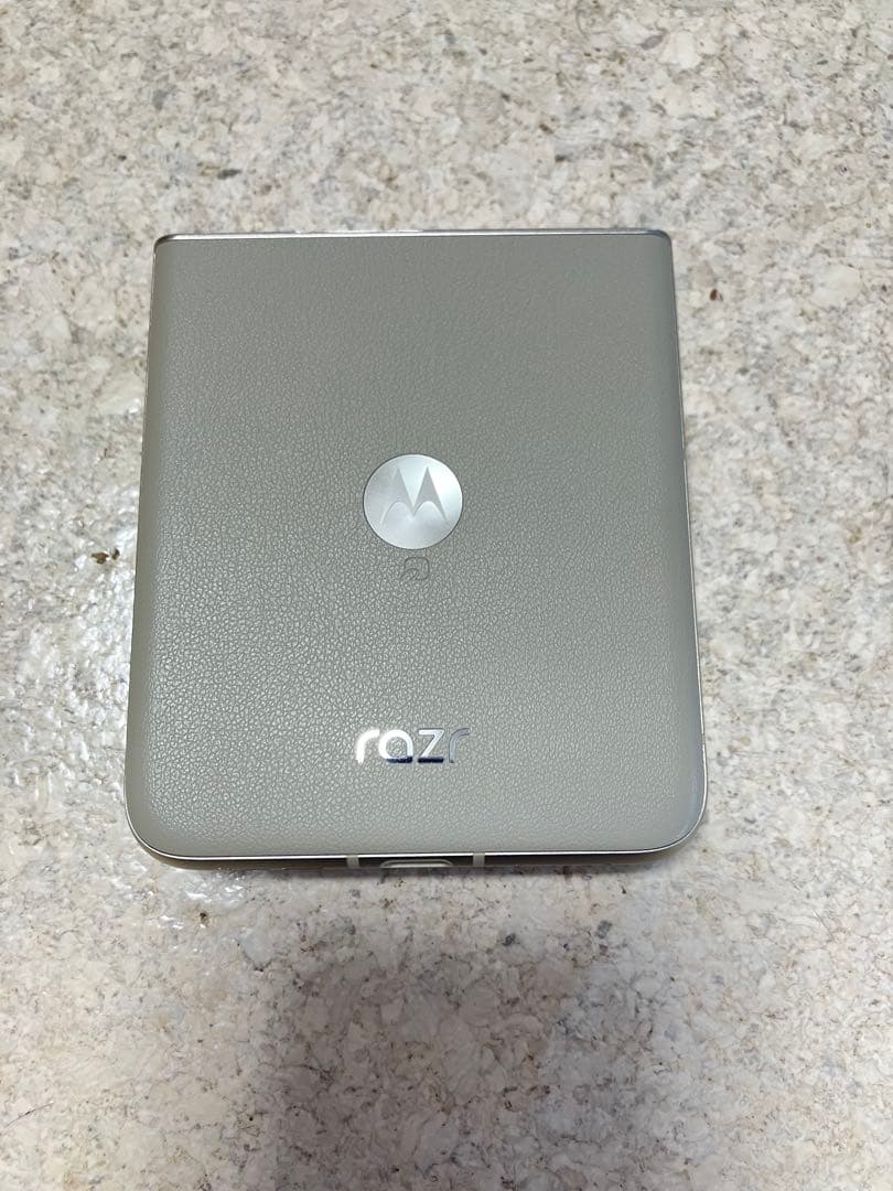 え*み様 【箱付き】Motorola razr 50s本体 サンドクリーム