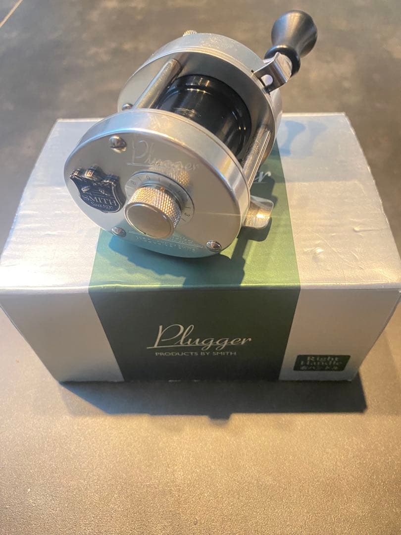 Plugger ベイトリール シルバー