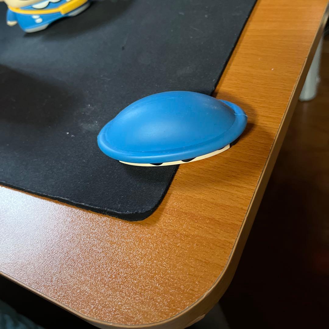 AirPodsケースの上のやつ